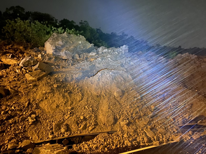 国道1号汐止交流道边坡坍落事件持续扩大，原订周五抢通已被迫延后。（新北市消防局提供）