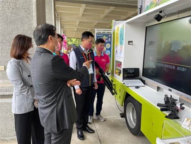 罗秉成督导反毒宣导专车。(翻摄照片／林郁平台北传真）