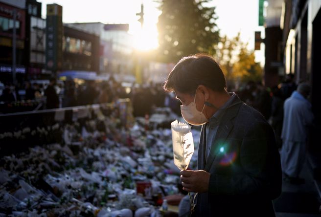 南韓梨泰院29日發生踩踏意外釀成165人身亡；圖為民眾至現場替亡者致哀。(圖/路透社) 