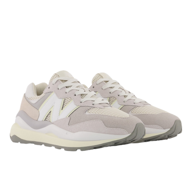 蝦皮購物雙11當天凌晨0點開搶New Balance蝦皮獨家奶灰色57/40復古鞋、橄欖綠725復古鞋，原價最高3880元，優惠價1111元。（蝦皮購物提供）