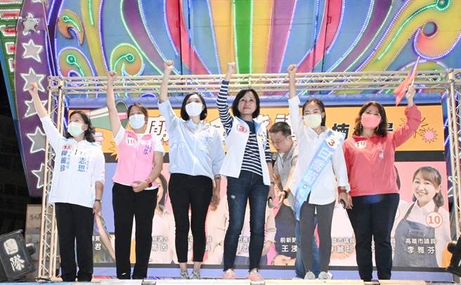 国民党高雄市长候选人柯志恩（右三）2日晚间到楠梓区右昌一甲福德庙造势，请民眾支持国民党提名的市议员候选人。（林瑞益摄）