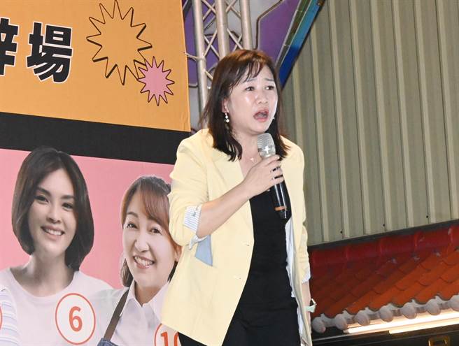 高雄市前新闻局长王浅秋2日晚间到楠梓区为国民党高雄市长候选人柯志恩助讲。（林瑞益摄）
