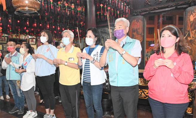 国民党高雄市长候选人柯志恩（右三）2日到楠梓区右昌一甲福德庙上香祈福。（林瑞益摄）