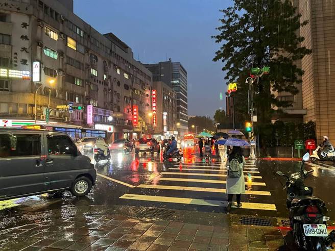 北市10月份發生了10起死亡交通事故，交通大隊分析可能與豪雨造成視線不佳有關，提醒用路人注意。(翻攝照片／林郁平台北傳真）