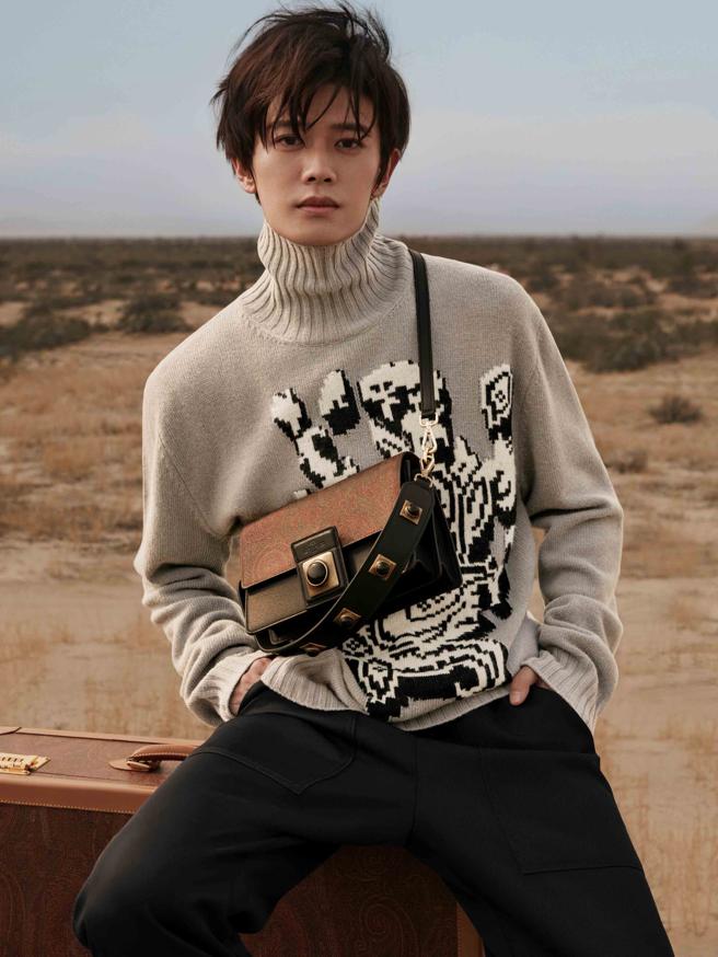 任嘉倫於無垠公路上演繹ETRO2022秋冬系列。（ETRO提供）