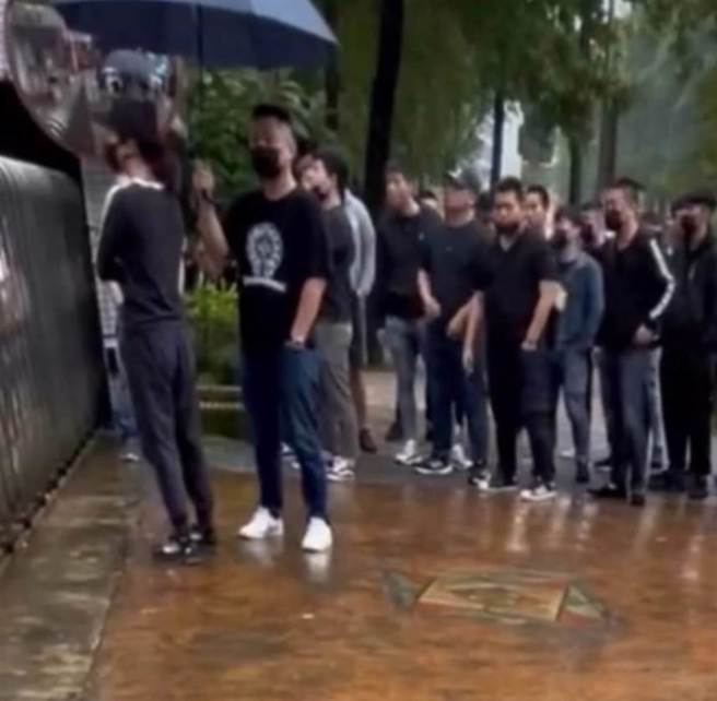 北市南港区育成高中门口，突然出现10多名黑衣人，民眾录影PO在网路上声称发生聚眾斗殴。(翻摄照片／林郁平台北传真）