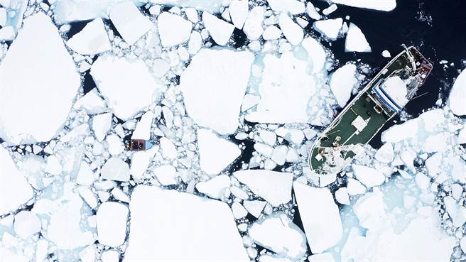 剧组为拍摄珍贵的镜头，穿越碎冰航行。（BBC提供）