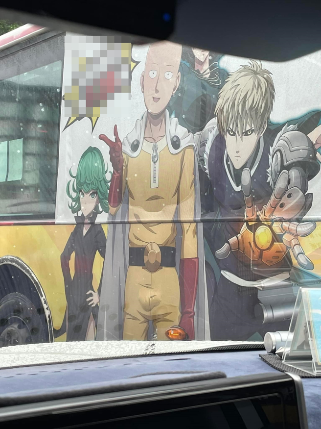 他在街头看见公车漫画手游广告男主角竟然下面「凸一包」，不禁大讚「贴广告的人很重要」。（翻摄自脸书路上观察学院）