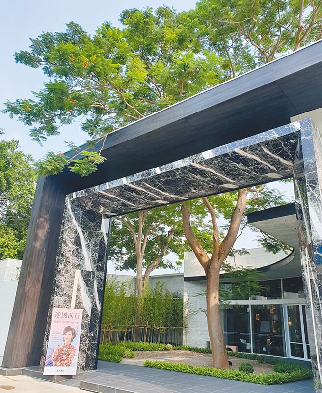 富宇建设在丰原最美的接待中心「富宇超越馆」，举办知名畅销作家丁菱娟《逆风前行》新书发表会。图／富宇建设提供