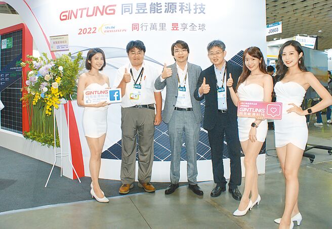 同昱能源特助吴泉毅（左二起）、总经理贺锡耀、行销处长陈俊亮，一起于展场行销。图／傅秉祥