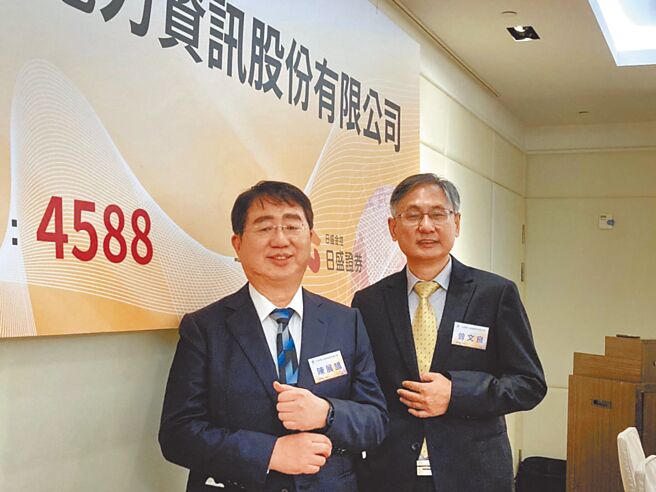 玖鼎电力举办兴柜前媒体茶叙，董事长陈展鹄（左）、总经理曾文良（右）出席活动。图／郑郁平