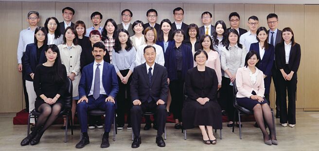 保发中心董事长桂先农（前排中）、英国在台办事处经合处处长戴翔（前排左二）和与会贵宾及学员合影。图／保发中心提供