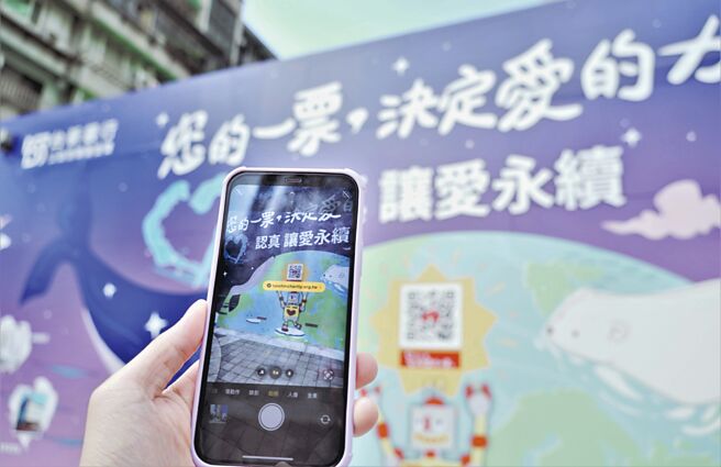 第13届「您的一票，决定爱的力量」11月1日起上网投10票，做公益还有机会获住宿券。图／台新银提供