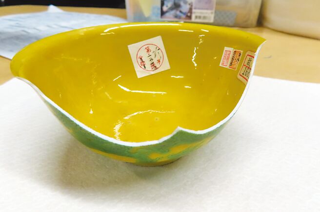 针对明弘治款娇黄绿彩双龙小碗（见图）等三件国宝遭毁损案，故宫提交检讨报告，但立委却发现更多疑点，质疑故宫意图隐匿。（国立故宫博物院提供）