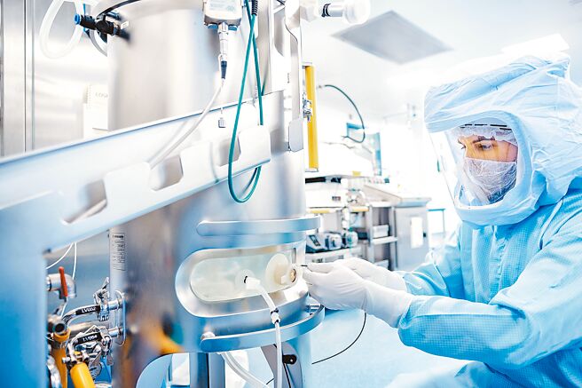 国民党立委徐巧芯推算，慈济购买BNT疫苗平均每剂约630元，疫情指挥中心指挥官王必胜昨亲自上阵回应强调，630元是错误推算。图为BNT疫苗实验室。（路透）