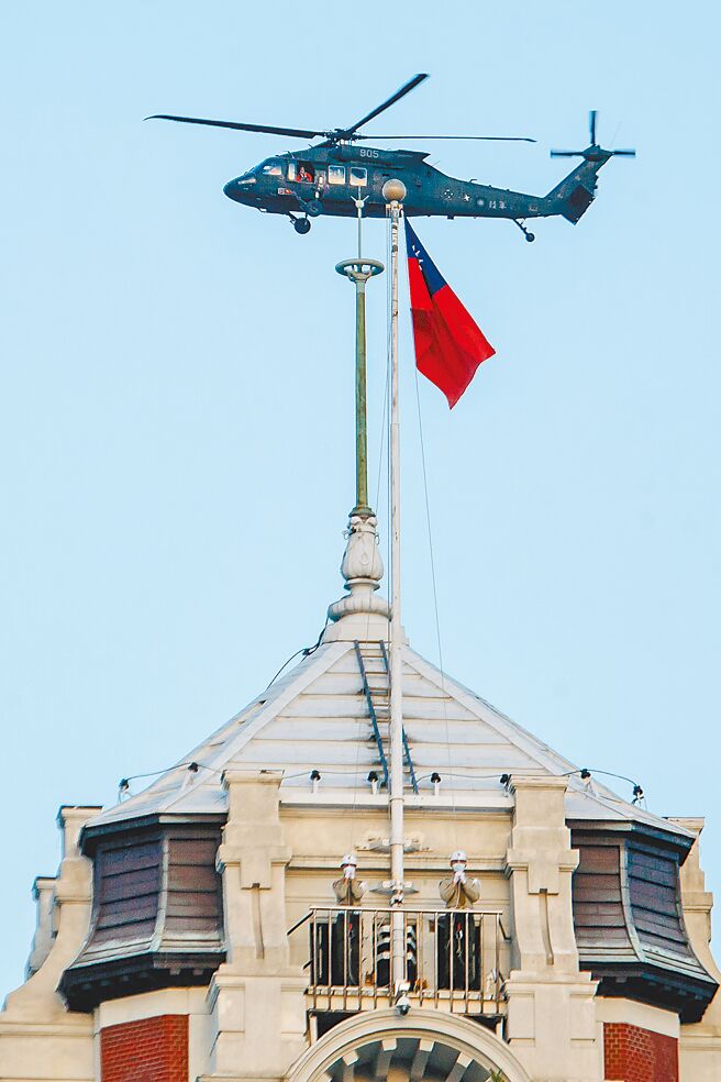 國防部長邱國正強調，若台海開戰，只要敵人未登陸、沒把旗子插在中央政府所屬部會的頭上，「他就沒有贏」。圖為今年國慶前夕UH-60M黑鷹直升機通過總統府上空。（本報資料照片）