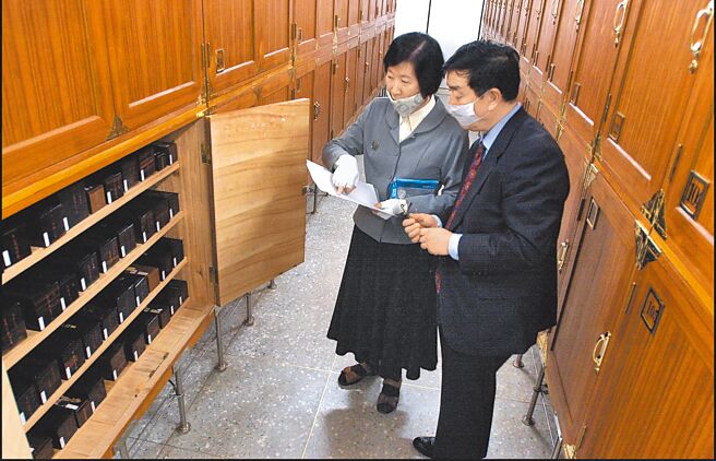 2002年12月31日，大陆北京故宫博物院院长郑欣淼首度来台，曾到台北故宫参访，并参观难得一见的库房珍藏。（本报资料照片）