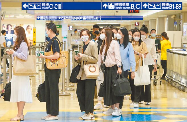 疫情指挥中心指挥官王必胜表示，2日将开会讨论确诊者隔离天数从目前的7+7改为5+0。图为桃园机场入境旅客。（陈麒全摄）