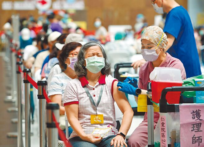 中央流行疫情指挥中心昨天透露，最快两周内就会公布高端疫苗的保护效益，将与AZ、BNT、莫德纳等三款疫苗一同进行评比，向外界解答这一年多来的质疑。（本报资料照片）