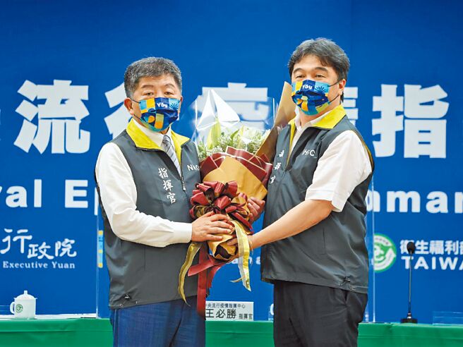 国民党台北市长候选人蒋万安1日表示，陈时中（左）指称机组员检疫「3+11」政策是通盘考量，难到疫情爆发导致那么多人染疫身亡，也是通盘考量的结果吗？（中央流行疫情指挥中心提供）