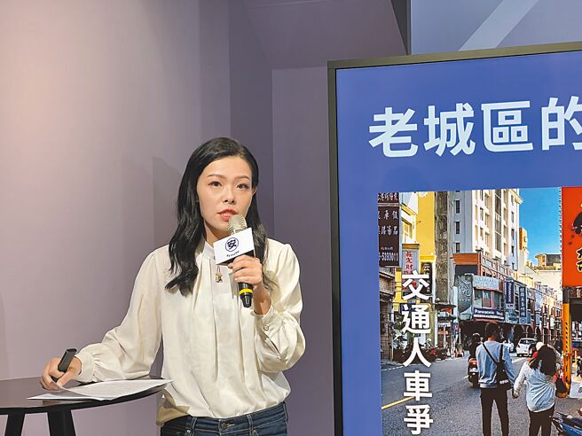 民眾党新竹市长候选人高虹安1日于愿景馆发表旧城区政见，会后宣读4点声明，强调她于立院聘用助理及支付薪水等费用，皆依规办理，完全合法合规。（王惠慧摄）