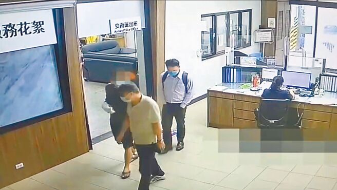 涉及台南市安南区枪击命案的林姓男子，在律师陪同下投案。（读者提供／程炳璋台南传真）