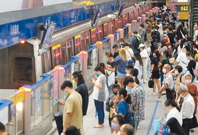 每天运量超过200万人次的台北捷运，平均每年本业都要亏上13亿，必须靠副业挹注才能获利。（本报资料照片）