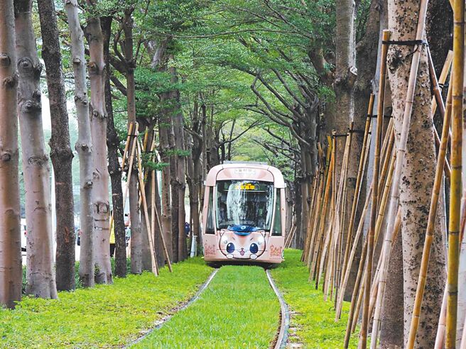 全台不少县市大兴土木盖捷运，但财务、营运却不如预期，图为高雄轻轨。（本报资料照片）