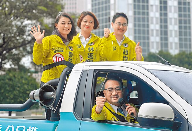 台北市议员阮昭雄（前）1日率领议员候选人赵怡翔（后排右起）、林延凤及顏若芳，启动「台湾小英雄号」巡迴北北基桃，力挺18岁公民权。（台北市议员阮昭雄研究室提供／游念育台北传真）