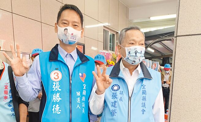 宜兰县议会议长张建荣（右）下届不再参选连任，交棒给长子张胜德（左）加入宜兰市县议员选战。（张胜德竞选总部提供／吴佩蓉宜兰传真）
