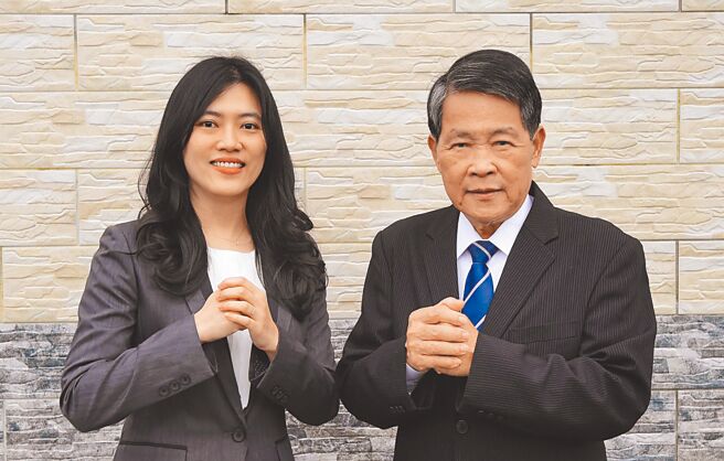民进党宜兰县议员张秋明（右）交棒给女儿张芷珊（左），以无党籍参选冬山乡议员。（张芷珊竞选总部提供／吴佩蓉宜兰传真）