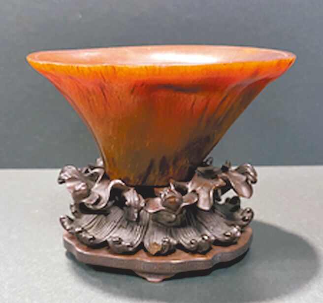 民间提报雕刻精美细致、工艺精湛的犀角雕杯，反映出清初江南文人的文化品味，经审议通过指定为北市古物类文化资产。（台北市文献馆提供／张立勋台北传真）