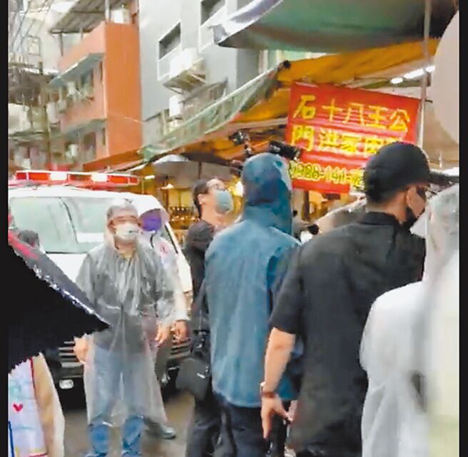 国民党基隆市长候选人谢国梁与台北市长候选人蒋万安1日在基隆安乐市场扫街拜票时，遇到救护车正在等病患，随即转换扫街方向并无阻挡。（摘自谢国梁脸书）