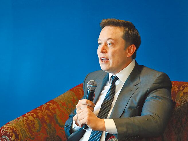 马斯克公开宣布，推特将修改用户验证流程，并提高「Twitter Blue」（蓝勾勾）用户的收费价格。（新华社）