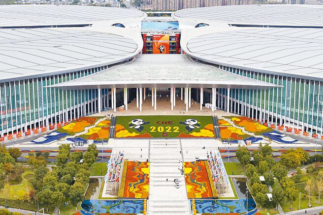 第五届中国国际进口博览会开幕式于11月5日在上海举行，展现大陆持续对外开放的决心。图为进博会举办场所国家会展中心。（中新社）