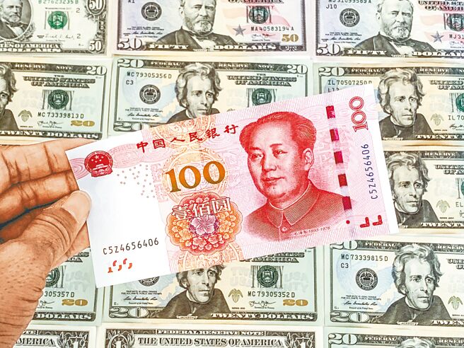 人民币今年对美元贬值超过12％，昨日人民币兑美元中间价7.2081元，创2008年以来新低。（中新社）