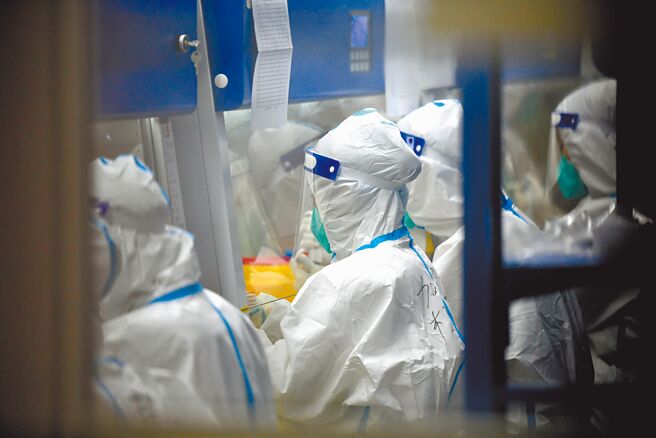 中国大陆昨公布新增2719例新冠本土病例，创近3个月来新高。图为福建福州，气膜方舱实验室全力运行，开展核酸检测工作。（中新社）