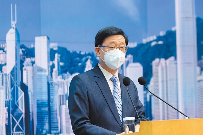 港府统计处10月31日公布预估数据显示，香港经济连续三季按年计算持续负增长，今年第三季生产总值（GDP）按年实质收缩了4.5％。图为李家超出席行政会议前见记者时回应相关提问。（中新社）