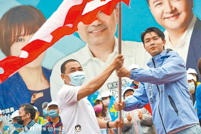 台中捷运蓝线议题延烧至新北，新北市议员候选人吕家恺（右）等人串联，反对造成中捷蓝线延宕的民进党新北市长候选人林佳龙参选。（摘自吕家恺脸书／叶德正新北传真）