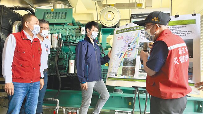 新北市长侯友宜（左一）昨日上午前往视察成洲抽水站，水利局长宋德仁（右一）进行简报。（吕健豪摄）