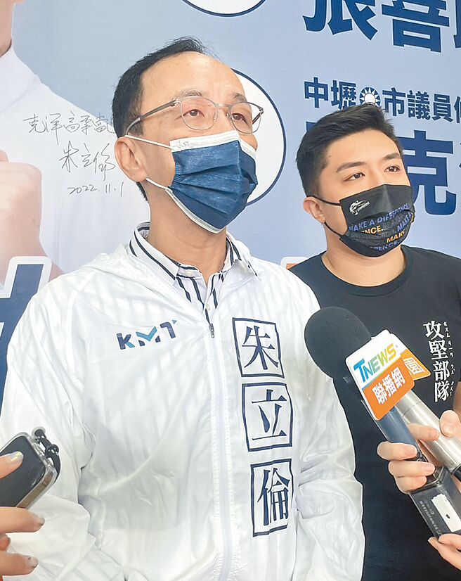 台積電成桃園市長選戰話題，國民黨主席朱立倫（左）說，張善政科技界出身，由他領導桃園將充滿未來。（呂筱蟬攝）