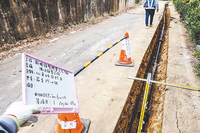 新竹县政府今年获中央「无自来水地区供水改善计画」，第4期计画核定10件补助经费达3千多万元，已协助118户完成接管。（新竹县政府提供／罗浚滨新竹传真）