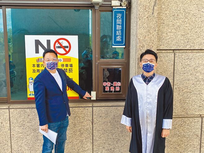 国民党新竹市长候选人林耕仁（左）不满民进党对他硕士论文的不实指控，1日到新竹地检署提告。（林耕仁团队提供／邱立雅竹县传真）