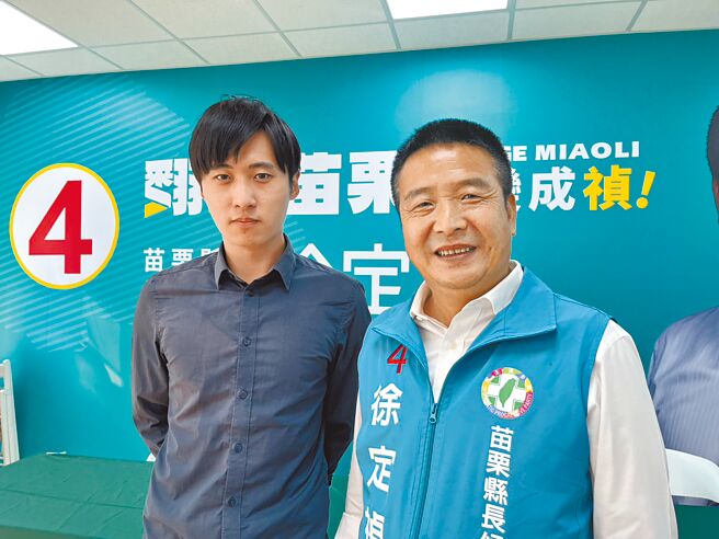 民进党苗栗县长候选人徐定祯（右）与其发言人、县议员曾玟学反呛，锺东锦的黑道背景有朱立伦、柯文哲认证，锺怎么不去告朱、柯2人。（徐定祯竞选团队提供／李京升苗栗传真）