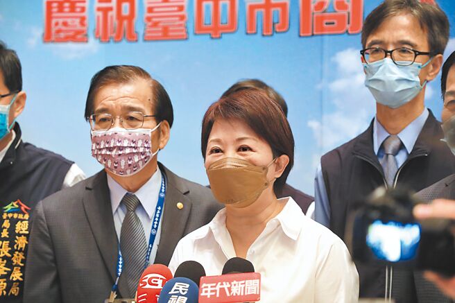 国民党争取连任的台中市长卢秀燕（右二），1日下午参加商人节庆祝活动。（林欣仪摄）