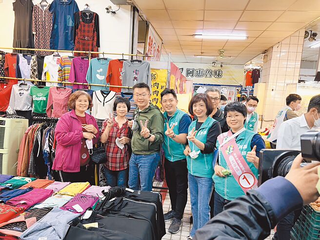 蔡其昌一大早就偕同民进党在太平区两位争取连任的市议员蔡耀颉、张玉嬿，及立委何欣纯陪同下，到太平路太平桥头以及当地菜市场扫街拜票。（冯惠宜摄）