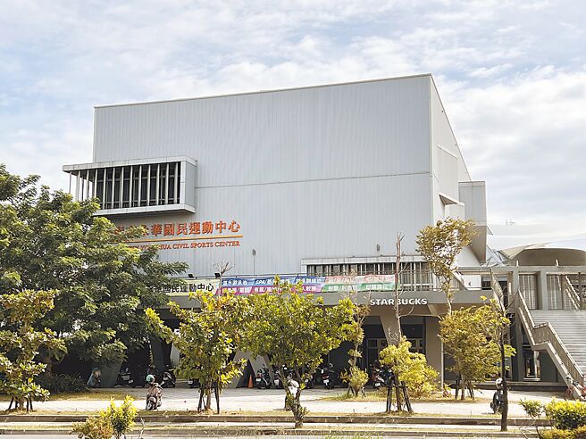国民党台南市长候选人谢龙介阵营表示，永华运动中心在前市长施治明任内曾争取中央补助计画兴建经国体育馆。（洪荣志摄）