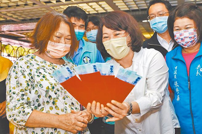 嘉义市政府去年普发消费金振兴经济，民眾开心领取，市长黄敏惠（前右）视察发送情形。（廖素慧摄）