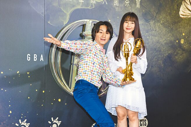 〈蚵仔麵线〉创作者旺福小民（左）、演唱者琳谊日前开心出席公广集团金钟入围茶会。（资料照片）