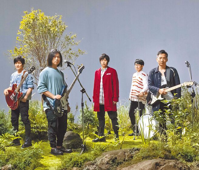 五月天〈你的神曲〉MV以奇幻的綠洲為開場。（相信音樂提供）